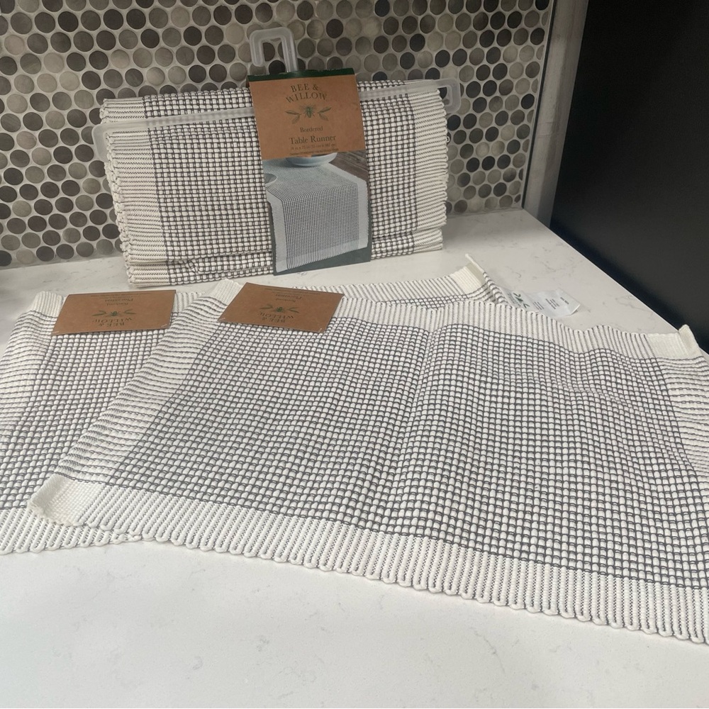 Bee & Willow table runner with 2 matching placemats